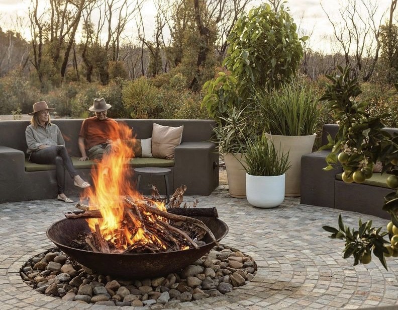 Cozy backyard fire pits for gatherings